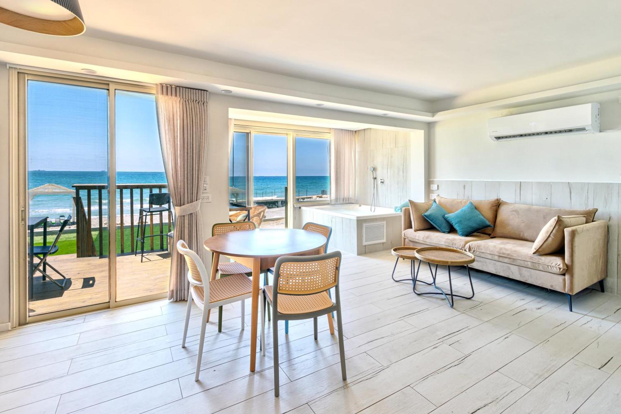 בית חוף מושלם עם גקוזי ומרפסת - Beachside Bliss W Jacuzzi Haifa Buitenkant foto