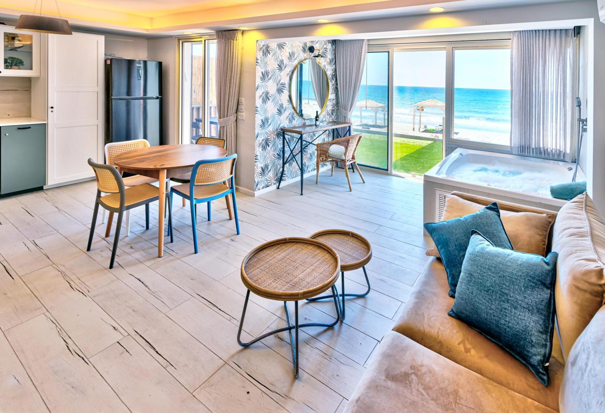 בית חוף מושלם עם גקוזי ומרפסת - Beachside Bliss W Jacuzzi Haifa Buitenkant foto